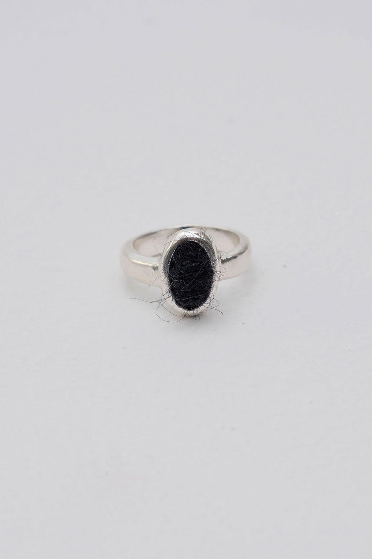 BLACK OVAL RING