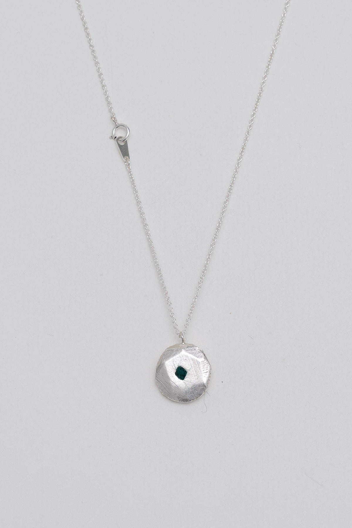 FLAT PEBBLE NECKLACE [SILVER]
